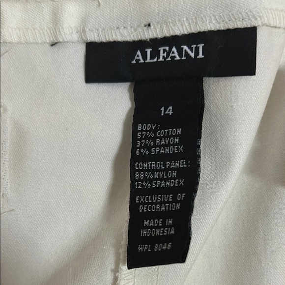 NWT 💎 Alfani White Cropped Pants with Broderie Anglaise - Picture 2 of 8